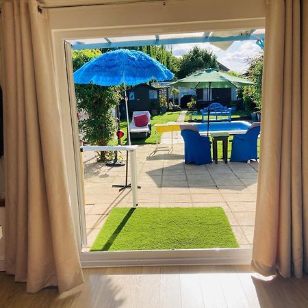 Modern Bungalow With Private Swimming Pool Maidenhead Bagian luar foto