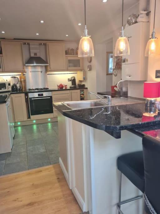 Modern Bungalow With Private Swimming Pool Maidenhead Bagian luar foto